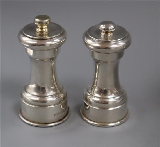 A pair of modern silver mounted salt and pepper mills, Langfords Silver Galleries, London, 1997, 95mm.